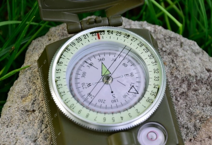 how to use a compass camping